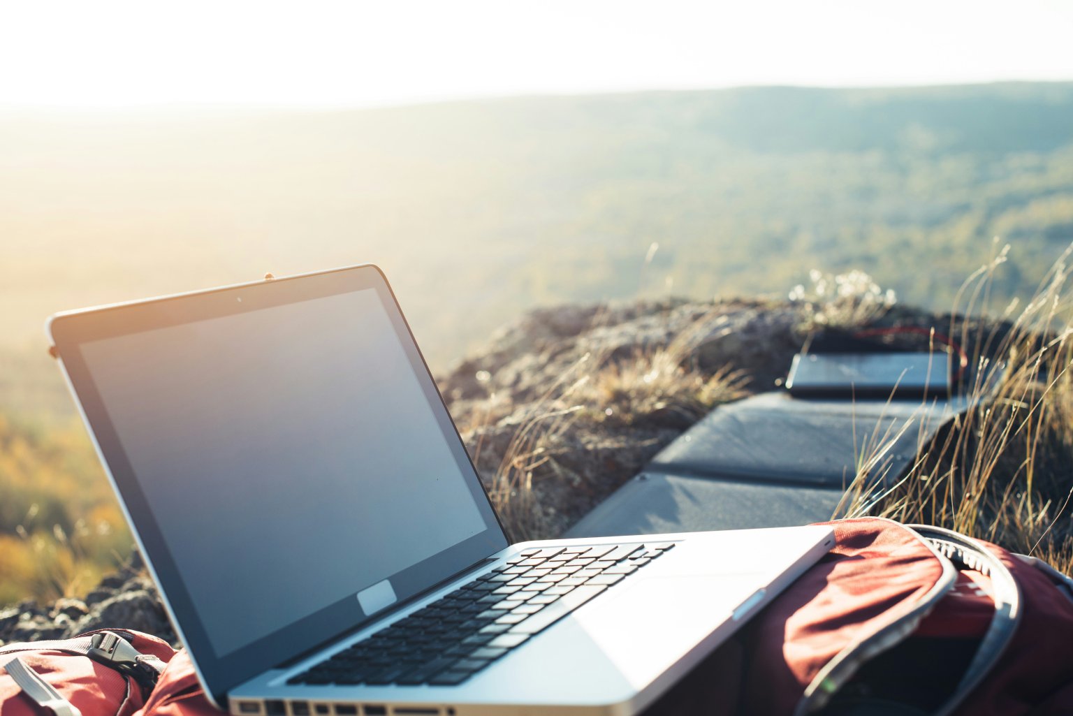 Laptop in der Natur. Maskim Tarasov Unsplash.