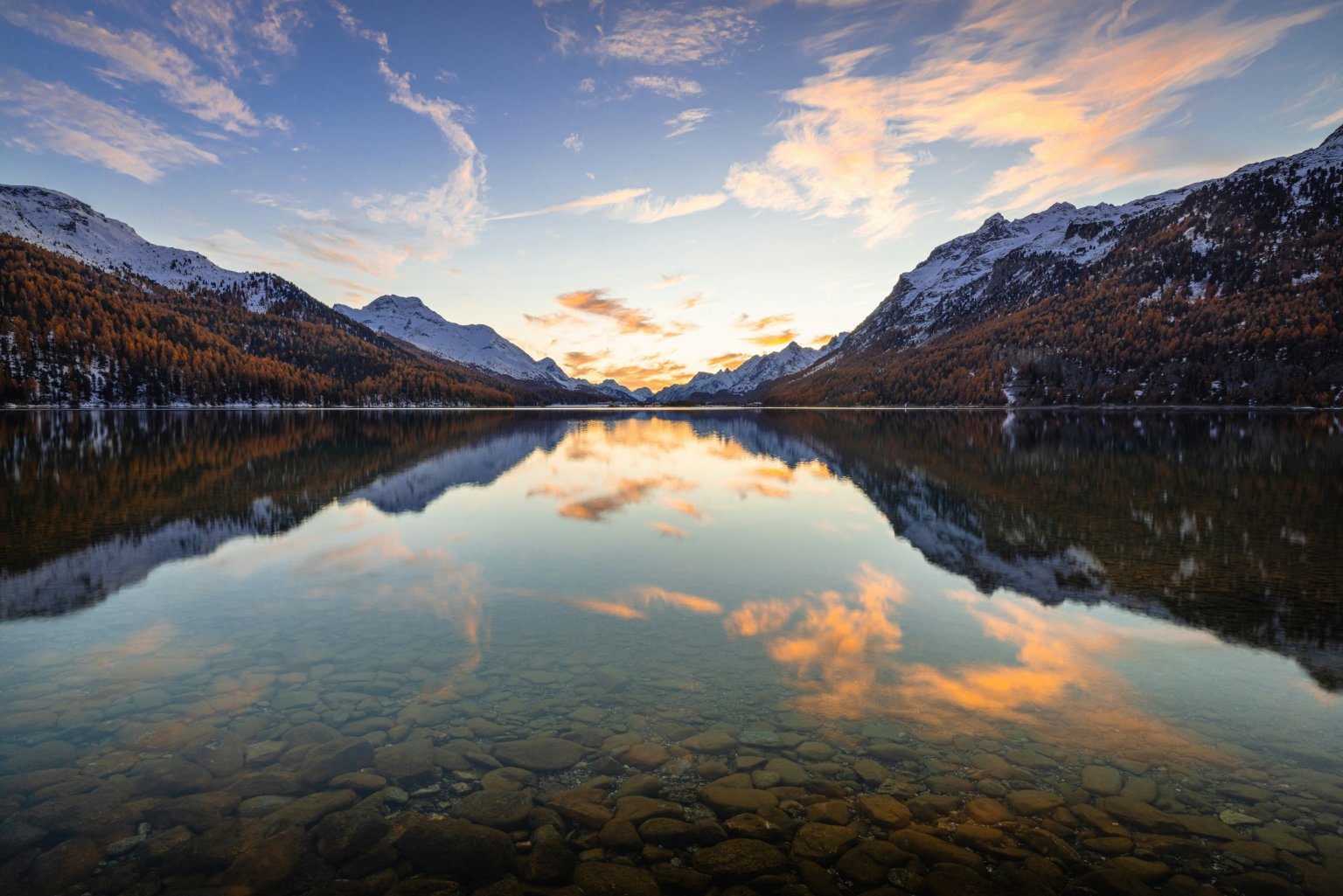 Bergsee im Sonnenuntergang im Winter. Falko Burghausen Unsplash.