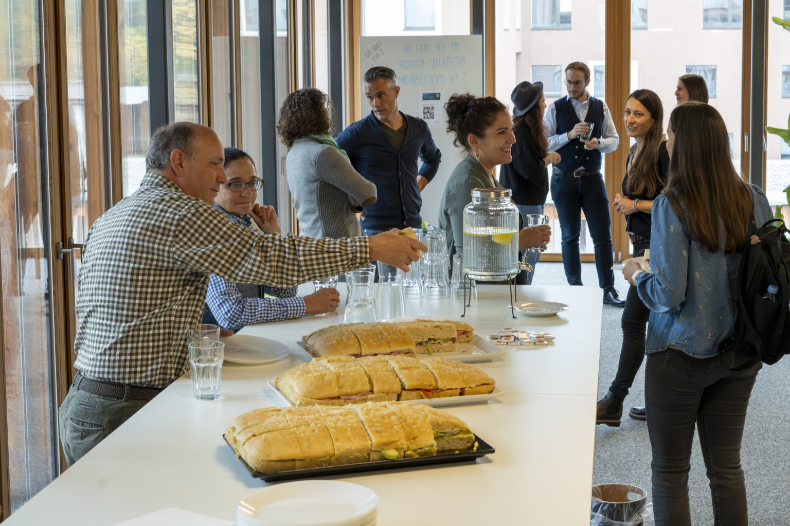 Teilnehmende am SVA Learning Lunch am Diskutieren und Essen im InnHub PopUp.