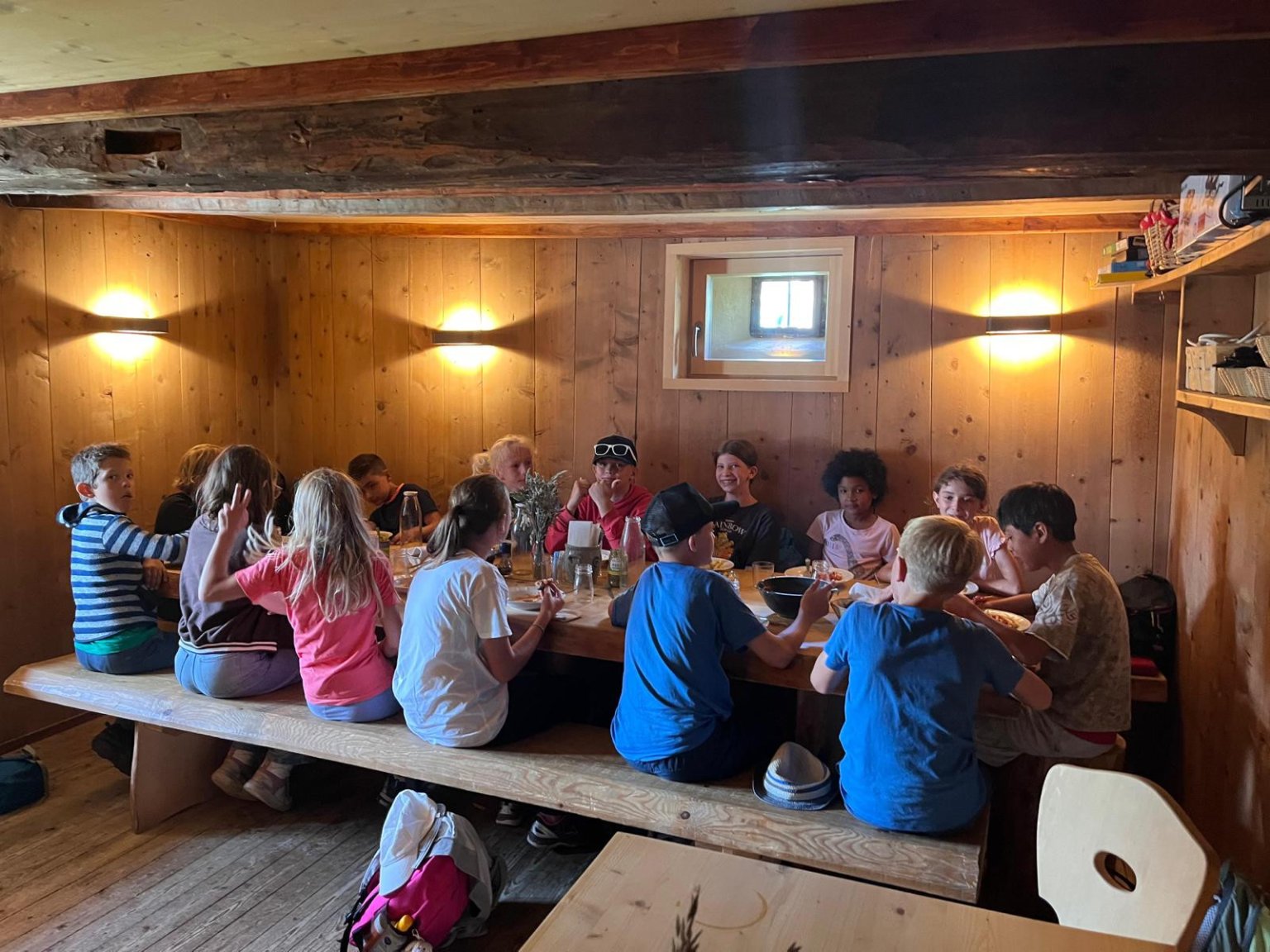 Kinder auf der Alp d'es cha am Essen in der Engadiner Intensiv Woche.