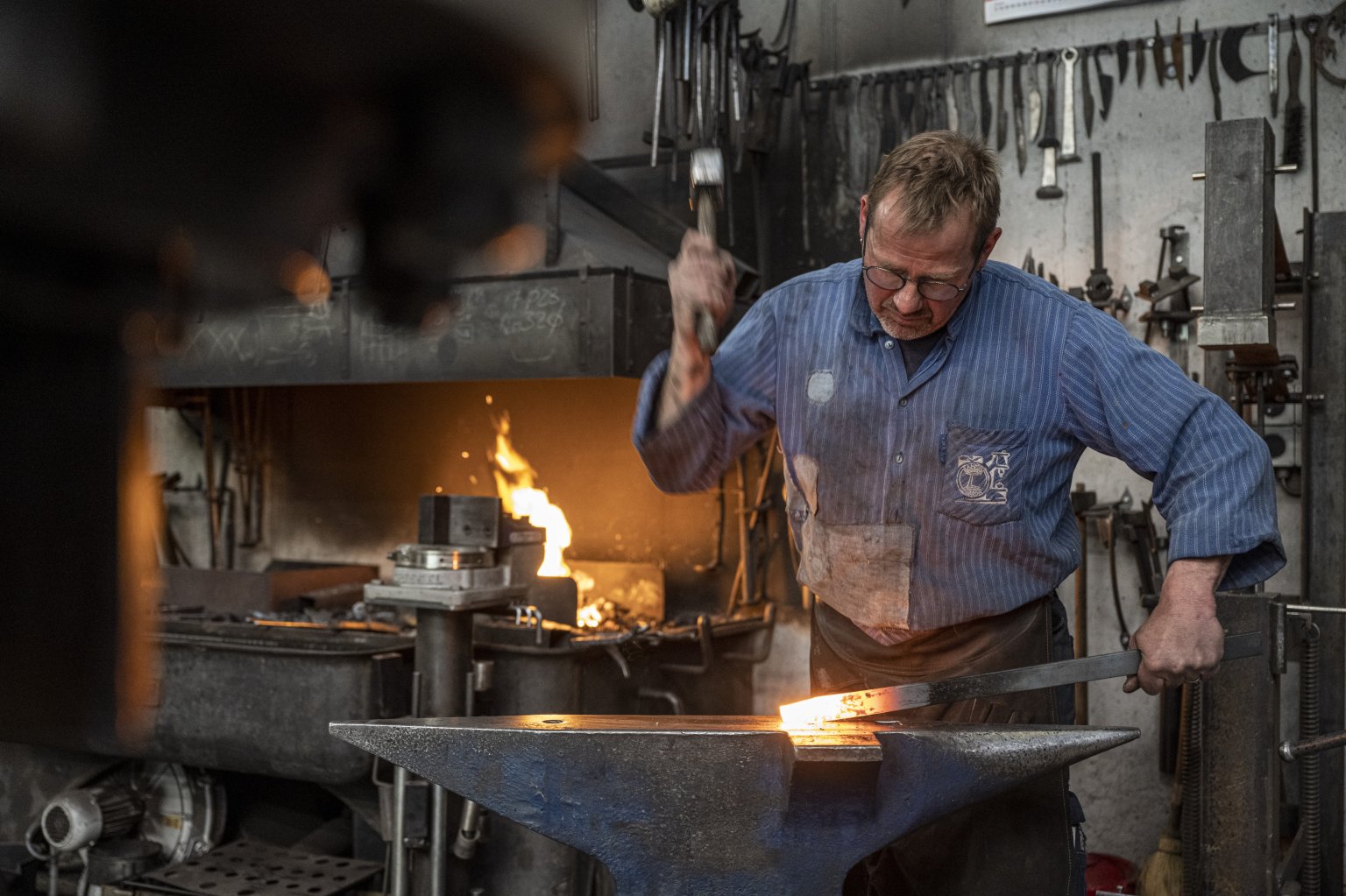 Schmied Thomas Lampert bei der Arbeit. Mayk Wendt.